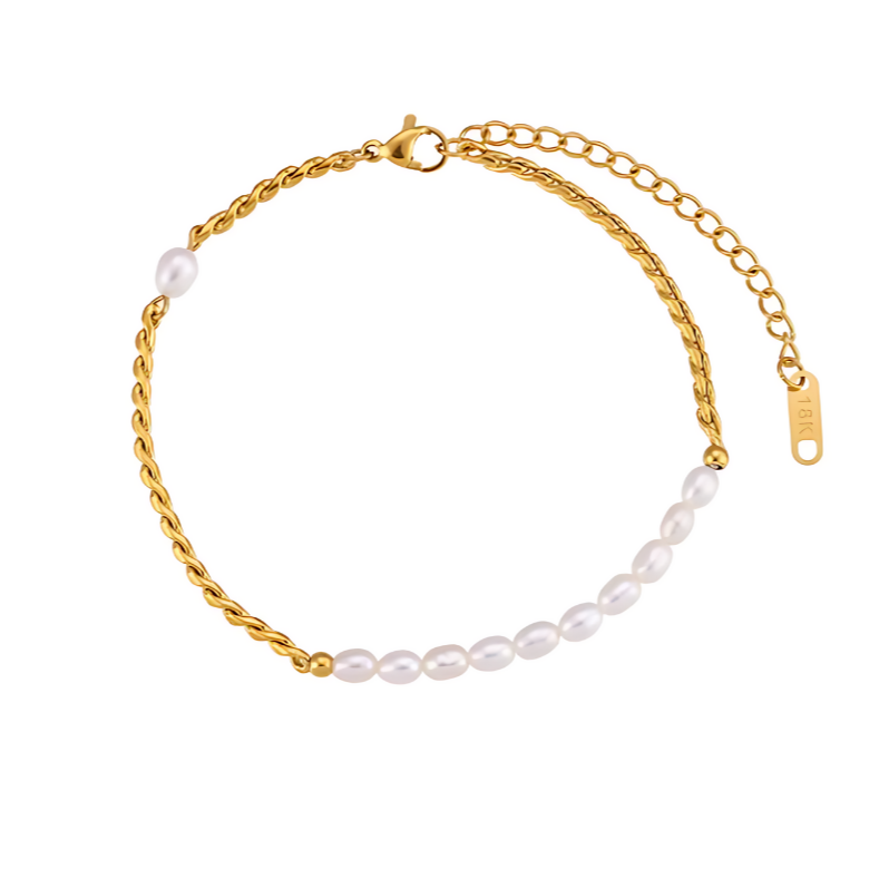 Chic anklet bracelet featuring luminous freshwater pearls and 18K gold-plated PVD stainless steel, designed to be tarnish-resistant and effortlessly stylish.