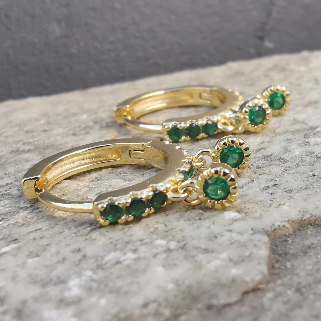 Elegant hoop ear piercing pair with green emerald 5A zirconia in 18K gold plated 925 sterling silver.