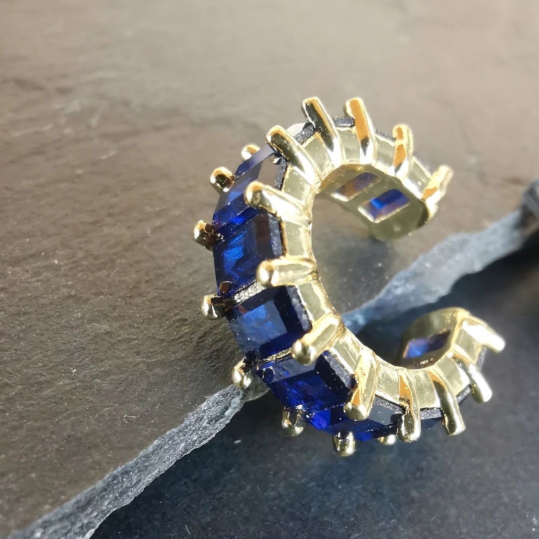 Minimalist no-piercing conch cuff earring with vibrant blue gemstone, made of lightweight gold-plated copper for everyday comfort and style.