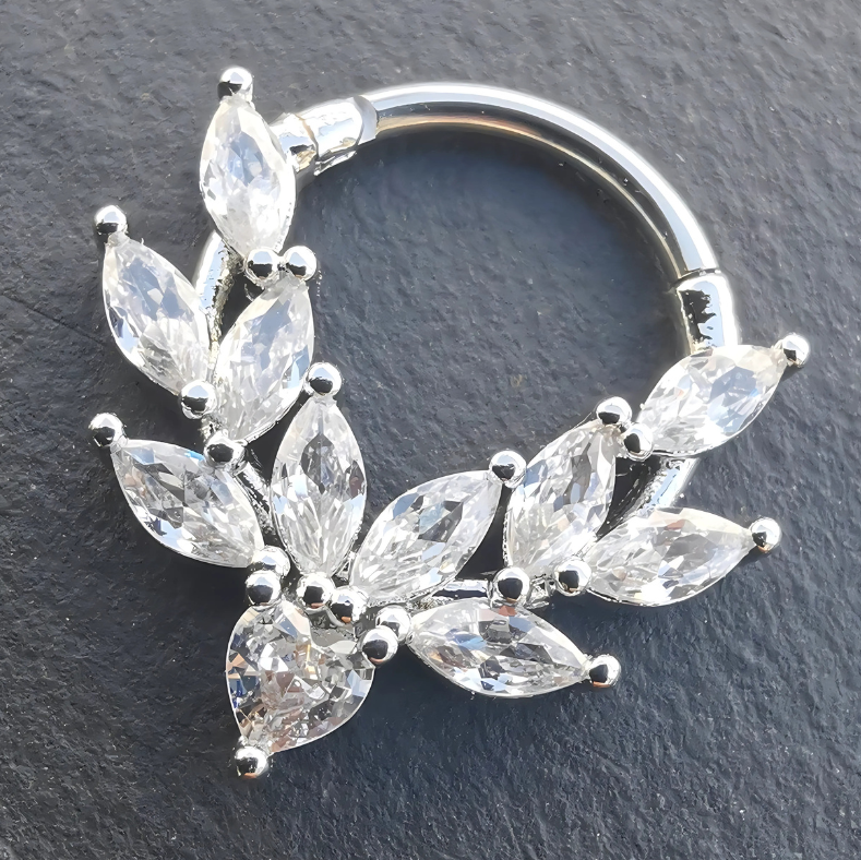 Close-up view of the clicker closure mechanism on the silver ring, showcasing its secure and user-friendly design.