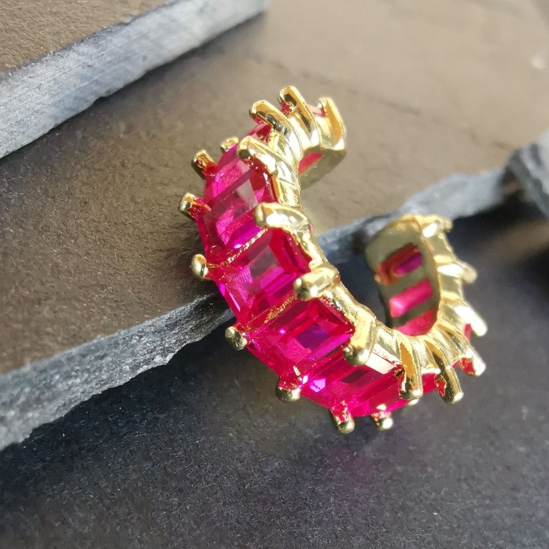 Magenta gem conch ear cuff crafted from 18K gold-plated copper, featuring a vivid cubic zirconia stone and a no-piercing adjustable design.