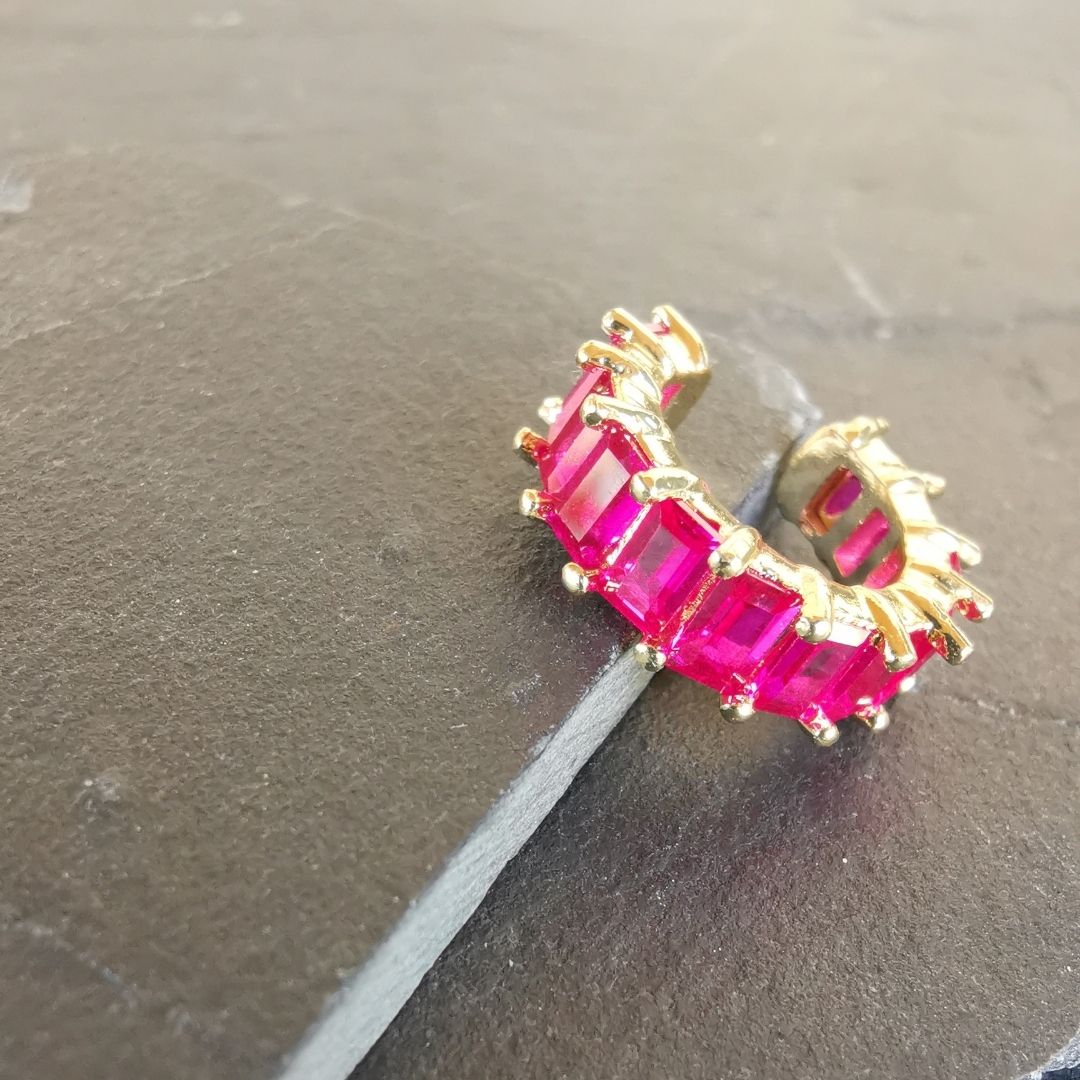 Trendy magenta gem ear cuff for the conch area, in 18K gold-plated copper, perfect for adding a pop of color without needing a piercing.