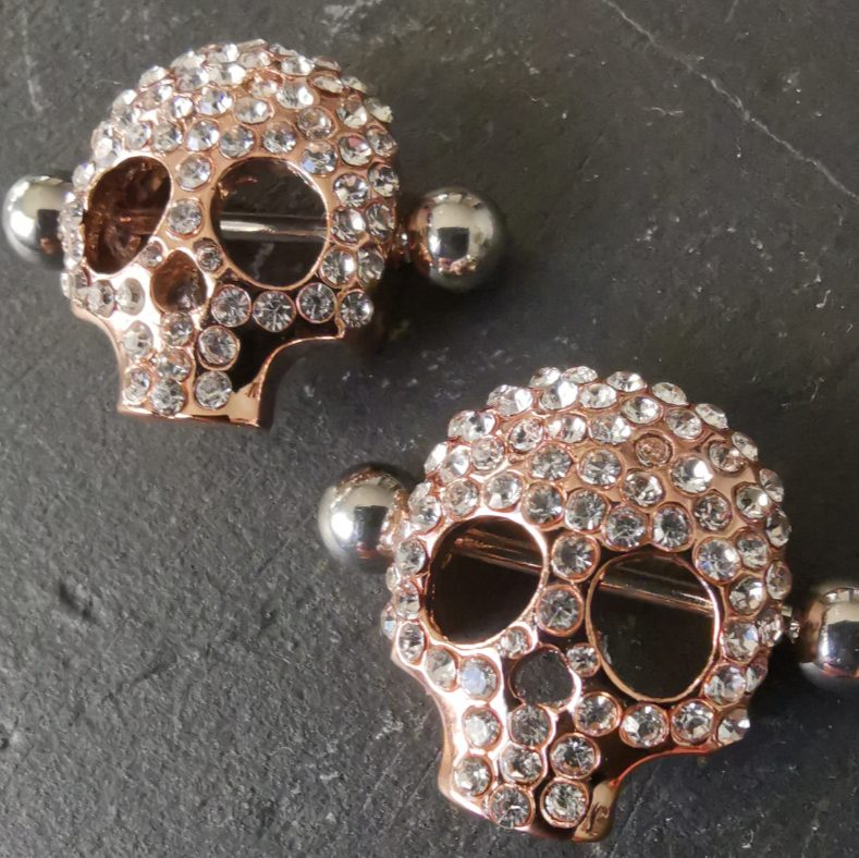 Gothic Rose Gold Skull Nipple Bar – 14G Surgical Steel with White Zirconia Crystals – A unique and high-quality piercing for bold jewelry lovers.