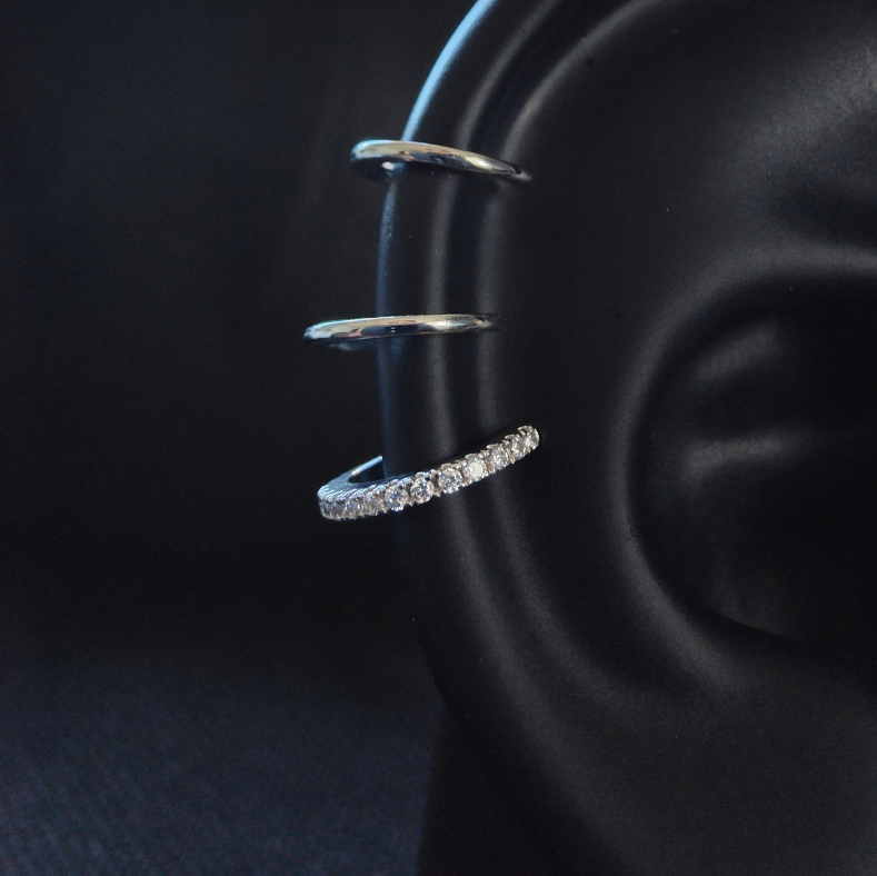 Detailed angle of a no-piercing triple hoop ear cuff, highlighting the smooth, interconnected loops in polished platinum-plated 925 sterling silver.