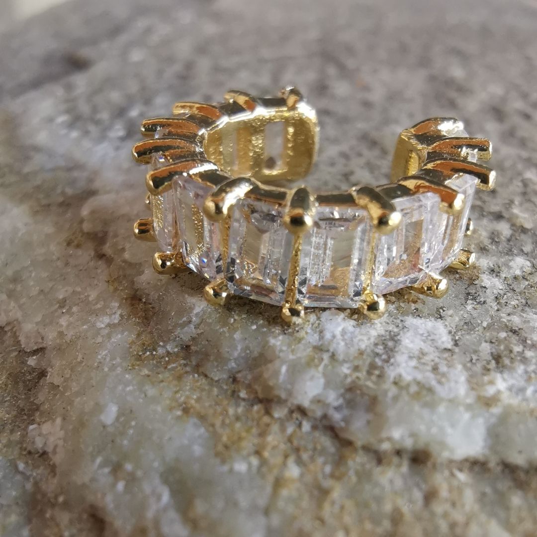 Elegant no-piercing conch earring in 18K gold-plated copper with a brilliant white cubic zirconia stone, offering easy and stylish ear accessorizing.
