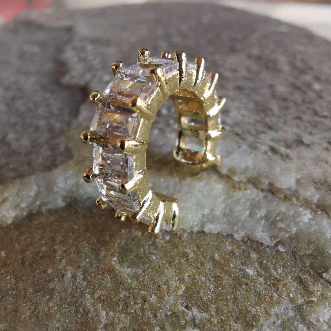 White gem conch ear cuff made from 18K gold-plated copper, featuring a sparkling cubic zirconia and a no-piercing design for the conch area.