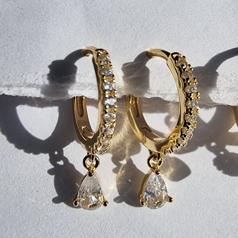 Modern and sophisticated white zirconia droplet earrings in a luxurious 18K gold plated 925 sterling silver design.