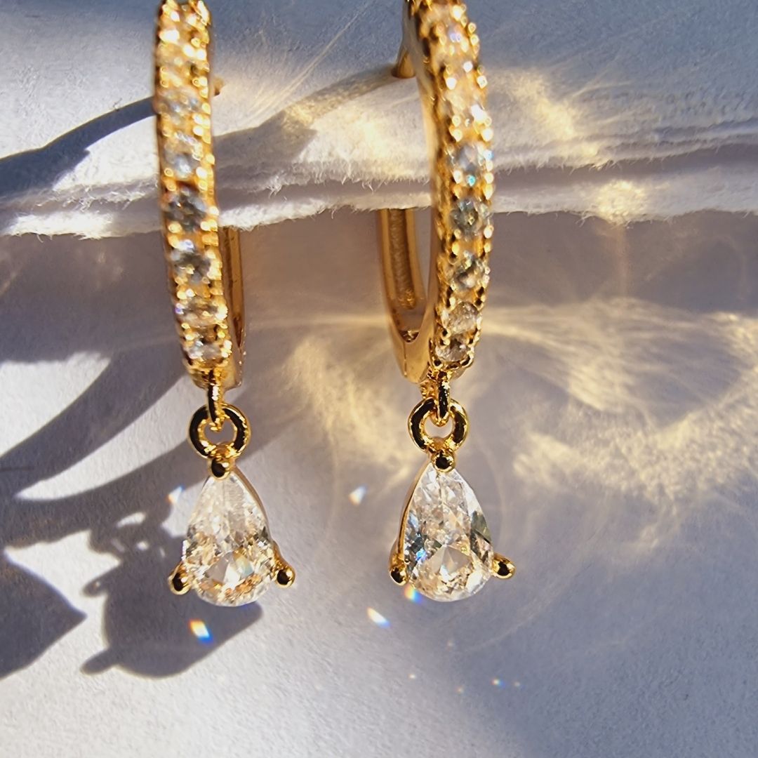 Chic ear piercing set featuring sparkling white zirconia drops on 18K gold plated sterling silver.