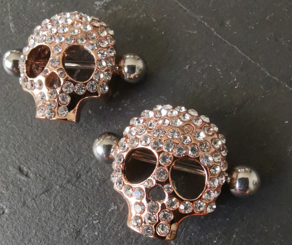 Gothic Rose Gold Skull Nipple Bar – 16G Surgical Steel with White Zirconia Crystals – A unique and high-quality piercing for bold jewelry lovers.