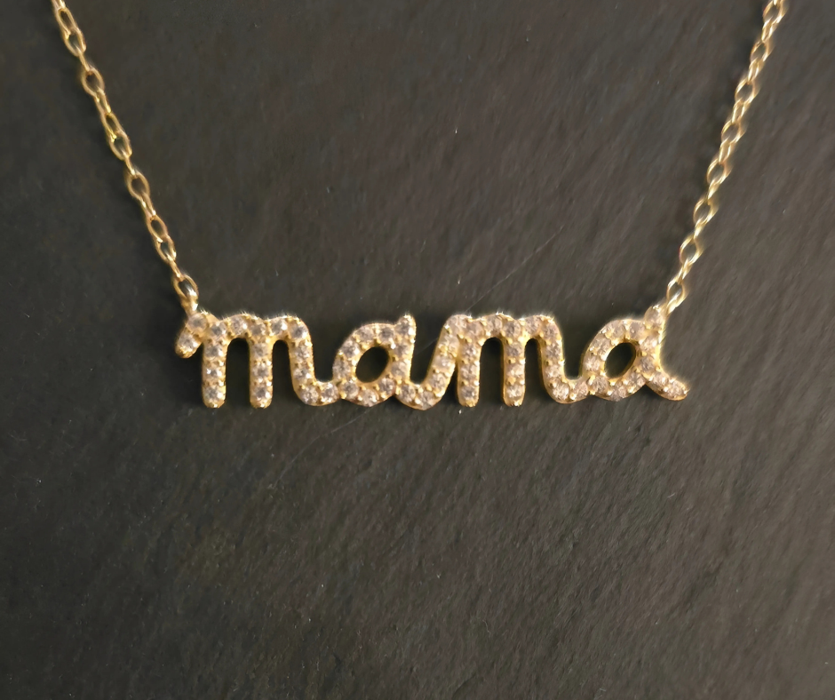 Gold mama Necklace with Sparkling Zirconia – Crafted from 18K gold-plated 925 sterling silver, this elegant pendant necklace features dazzling white 5A zirconia. A meaningful and hypoallergenic gift for mothers.